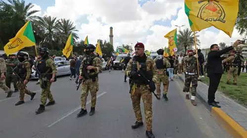 عناصر ميليشيا "كتائب حزب الله" العراقية خلال تشييع أحد قتلاه