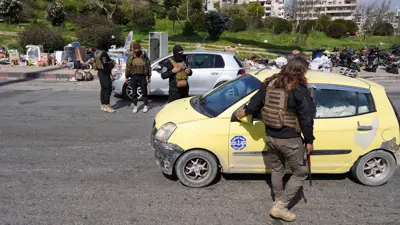 عناصر الأمن العام خلال فحص السيارات في اللاذقية