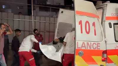 خلال نقل أحد المصابين في خان يونس