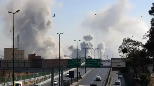 الدخان يتصاعد جراء غارات على طهران