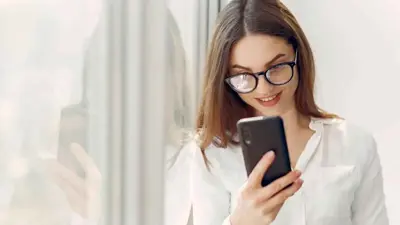 امرأة تستخدم هاتف ذكي