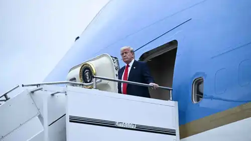 ترامب يتأهب للنزول من طائرة الرئاسة الأمريكية
