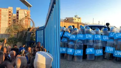 متظاهرون أمام بوابة مقر البعثة الأممية