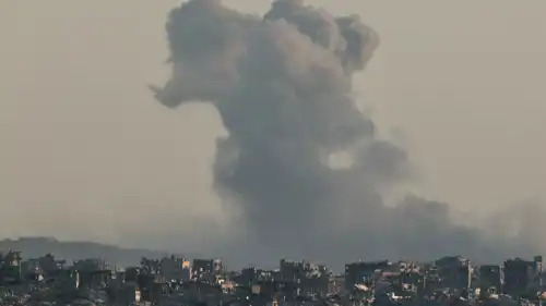 تصاعد الدخان إثر قصف على غزة