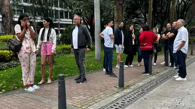 كولومبيون تجمعوا في مكان عام خوفا من الزلزال