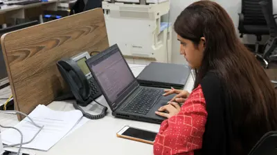 امرأة تتصفح جهازها الشخصي