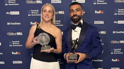 محمد صلاح يتسلم جائزة أفضل لاعب بالدوري الإنجليزي من "رابطة النقاد الإنجليز"