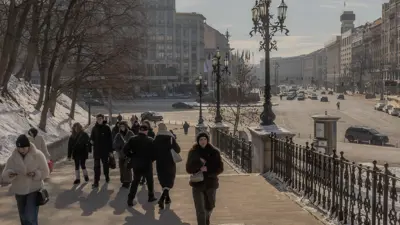 مواطنون أوكرانيون وسط العاصمة كييف عشية الذكرى الثالثة للحرب