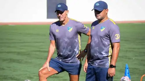 بلال دزيري (يسار)