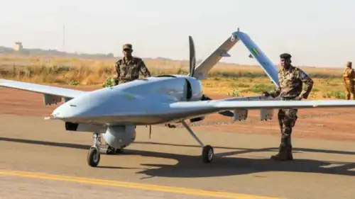 أفراد من الجيش المالي قرب طائرة مسيرة