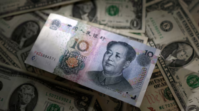 عملة اليوان الصينية والدولار الأمريكي