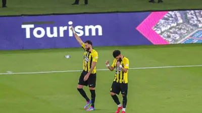 احتفال بنزيما في مباراة الفيحاء