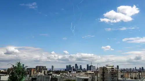 لحظة اعتراض صواريخ إيرانية فوق تل أبيب 