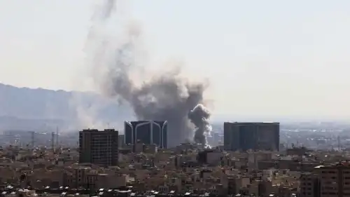 أعمدة الدخان تتصاعد من العاصمة طهران صباح الأحد