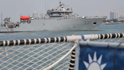 سفينة حربية تايوانية تستعرض في البحر