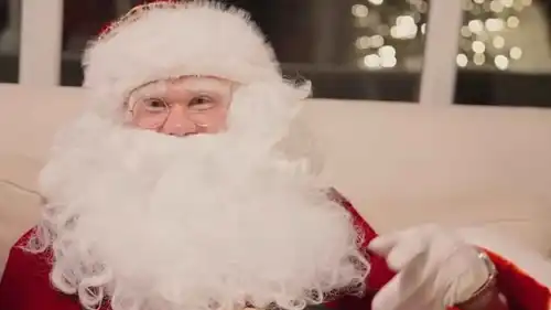 هالاند متنكرا في زي سانتا كلوز