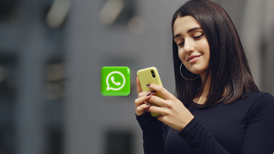 فتاة بيدها هاتف وشعار واتساب