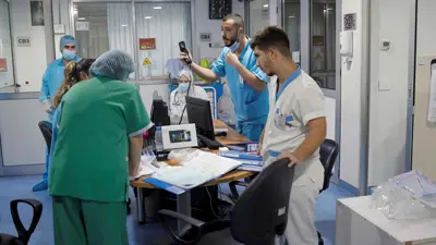 طاقم طبي يستعد لاستقبال مرضى في لبنان