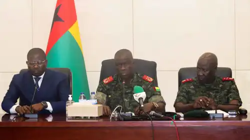 مؤتمر صحفي للرئيس الانتقالي وقادة الانقلاب