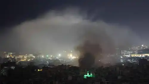 الدخان يتصاعد في العاصمة الإيرانية طهران جراء الحرب