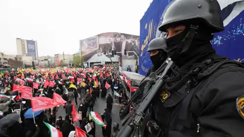 عناصر من الأمن الإيراني وسط طهران