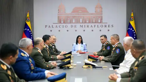 ديلسي رودريغيز خلال اجتماعها بالقيادات العسكرية