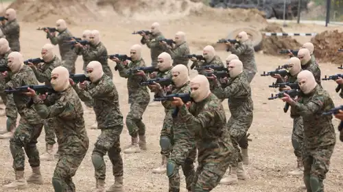 عناصر من حزب الله يشاركون في مناورة عسكرية