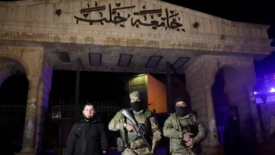 مسلحون أمام جامعة حلب