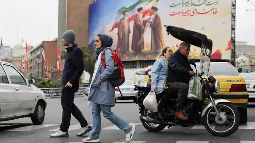 إيرانيون وسط العاصمة طهران