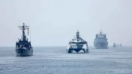 سفن بحرية إيرانية خلال مناورة 