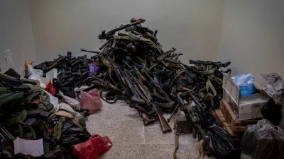 أسلحة وذخائر سلمها جنود وضباط شرطة سوريون سابقون في اللاذقية