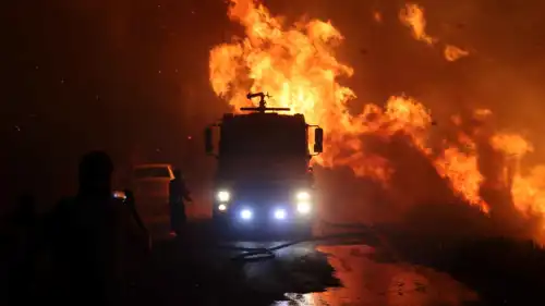 فرق الدفاع المدني السوري في موقع الحرائق