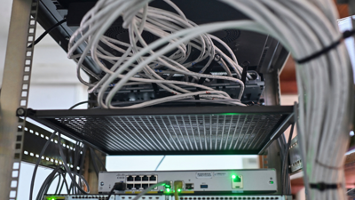 أجهزة اتصال وحواسيب