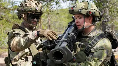 جندي أمريكي يُدرب جنديًا فنلنديًا على استخدام بندقية كارل جوستاف 