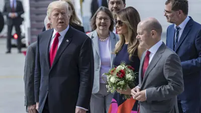  أولاف شولتس ودونالد ترامب في عام 2017 