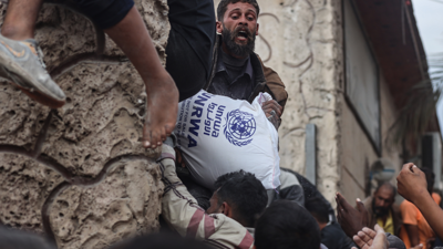 أشخاص يتهافتون للحصول على المساعدات في غزة