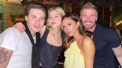 بروكلين بيكهام مع زوجته ووالديه