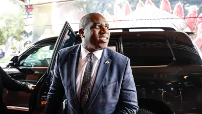 وزير الخارجية البريطاني ديفيد لامي لدى وصوله الاجتماع