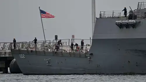 سفينة تابعة للبحرية الأمريكية