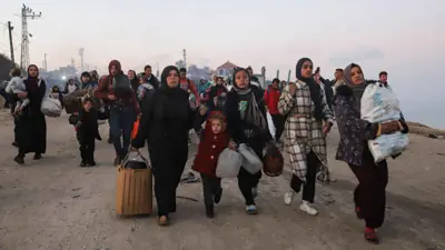 نازحون فلسطينيون يعودون إلى شمال غزة