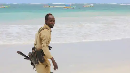 شرطي صومالي قرب سواحل مقديشو