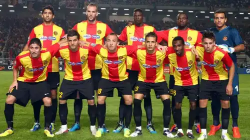 المساكني (يمين جلوسا) مع الترجي التونسي