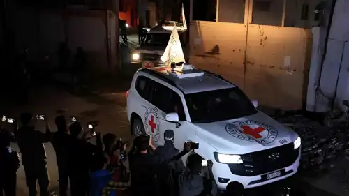 الصليب الأحمر خلال نقل جثث رهائن في وقت سابق