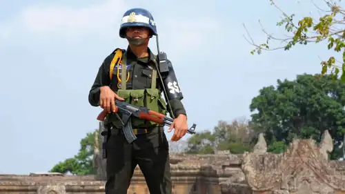 جندي كمبودي قرب حدود كمبوديا وتايلاند