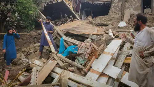 منازل دمرها الزلزال العنيف