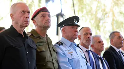 مسؤولون إسرائيليون سابقون غالانت وهاليفي مع مدير جهاز الأمن رونين بار