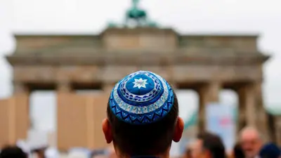 يهودي يقف أمام معلم