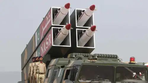 جنود من الجيش الباكستاني يقفون على مركبة عسكرية تحمل صواريخ