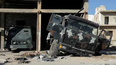 مركبة عسكرية مدمرة في مدينة معرة النعمان بمحافظة إدلب