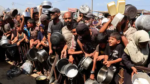 فلسطينيون في غزة ينتظرون المساعدات الغذائية